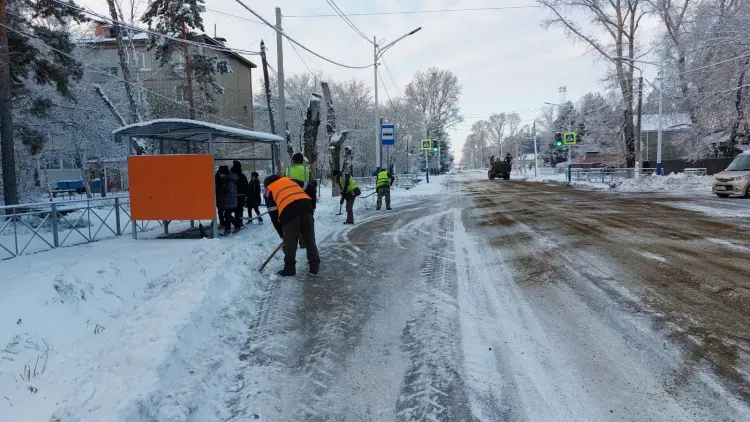 С последствиями снегопада борются в Амурской области