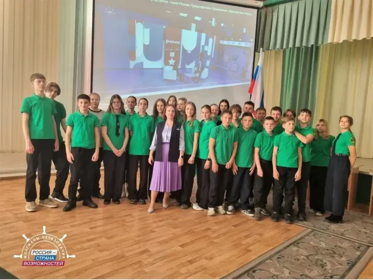 В гимназии Благовещенска прошли просветительские диалоги ко Дню народного единства