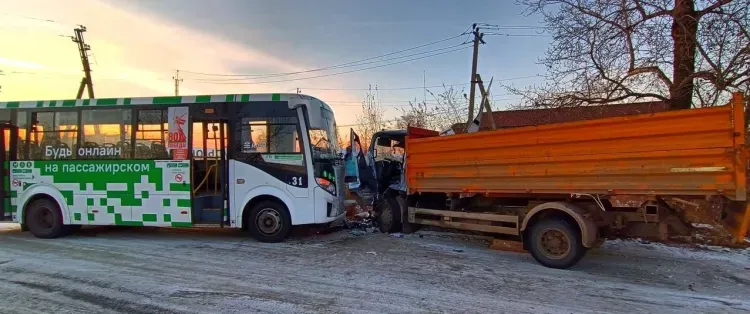 Водитель и три пассажира пострадали в аварии с автобусом в Приамурье