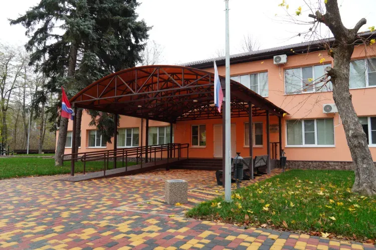 Василий Орлов оценил ремонт реабилитационного центра и площади в Амвросиевке