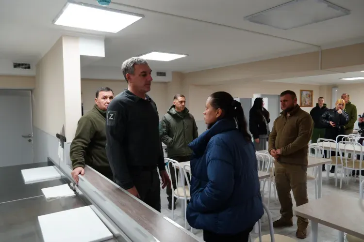 Василий Орлов оценил ремонт реабилитационного центра и площади в Амвросиевке