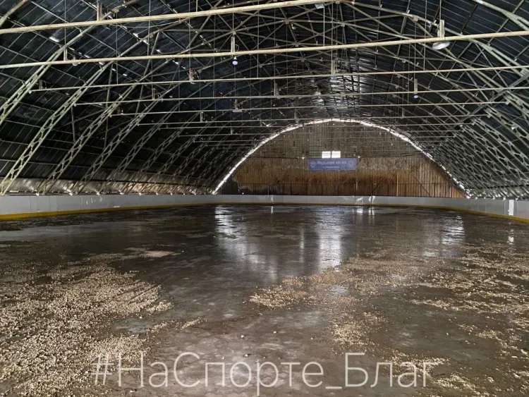 Ледовый каток начинают готовить на стадионе "Юность" в Благовещенске