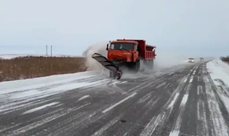 Дорожные службы Приамурья работают в усиленном режиме из-за снегопада