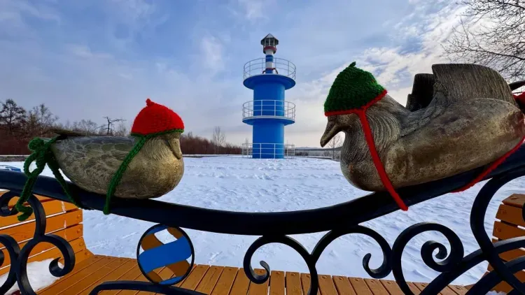 Бронзовые утки у Талаканского маяка обзавелись вязаными шапочками