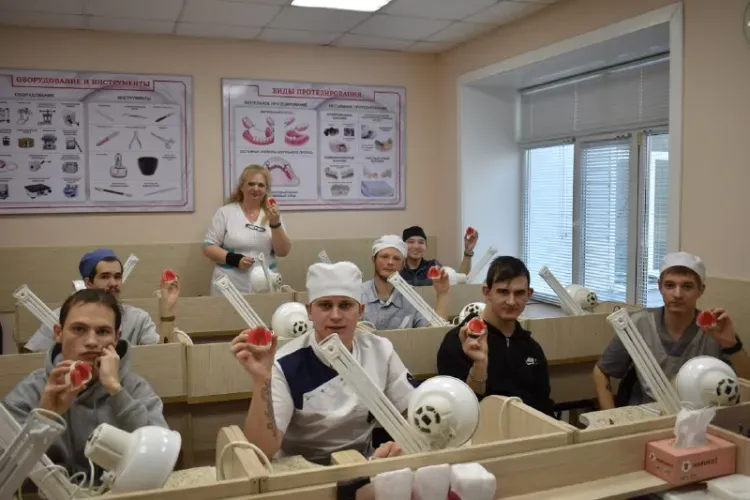 Будущие зубные техники с нарушениями слуха обучаются в Благовещенске
