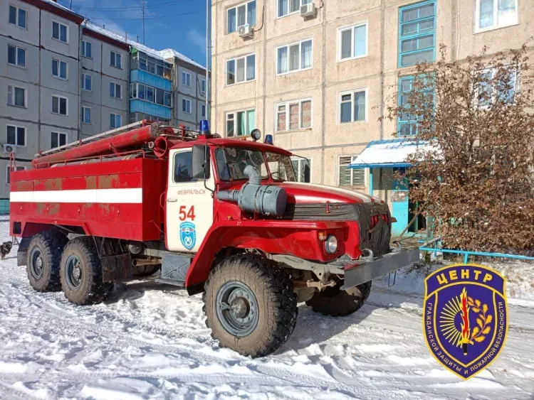 Спасателям в Приамурье пришлось будить уснувшего одного дома ребенка