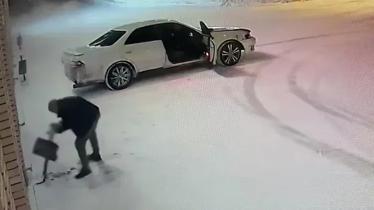 Бой у администрации: неизвестный вырвал урну рядом с мэрией Тынды