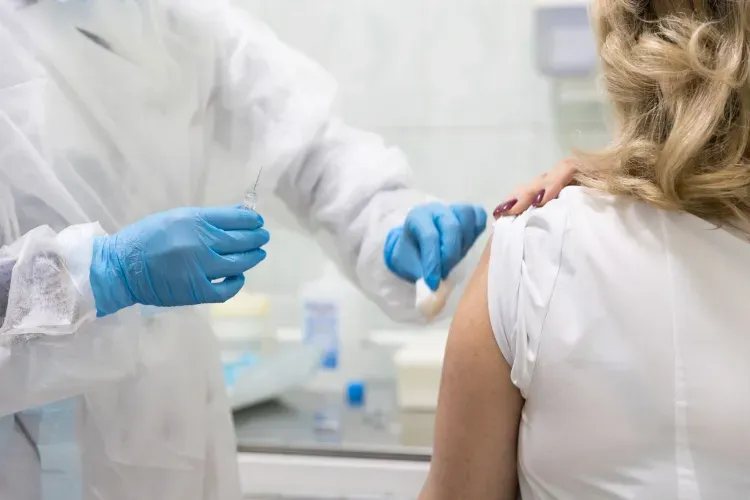 Более 51 тыс. железнодорожников и жителей Забайкалья и Приамурья вакцинировали от сезонного гриппа в медицинских учреждениях на полигоне ЗабЖД