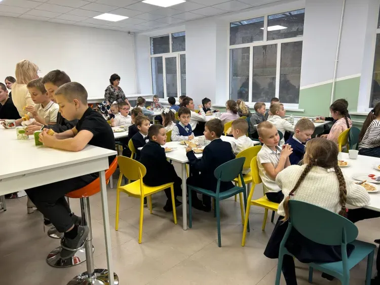 Современное кафе создали в школе подшефного Приамурью района ДНР