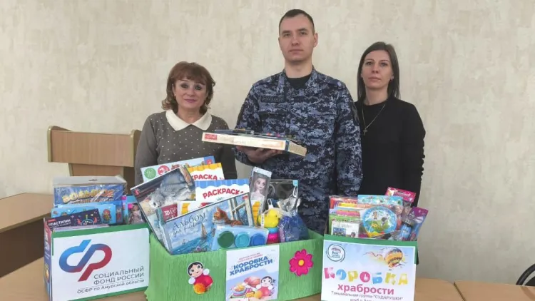 Сотрудник Росгвардии сдает кровь из благодарности к амурчанам