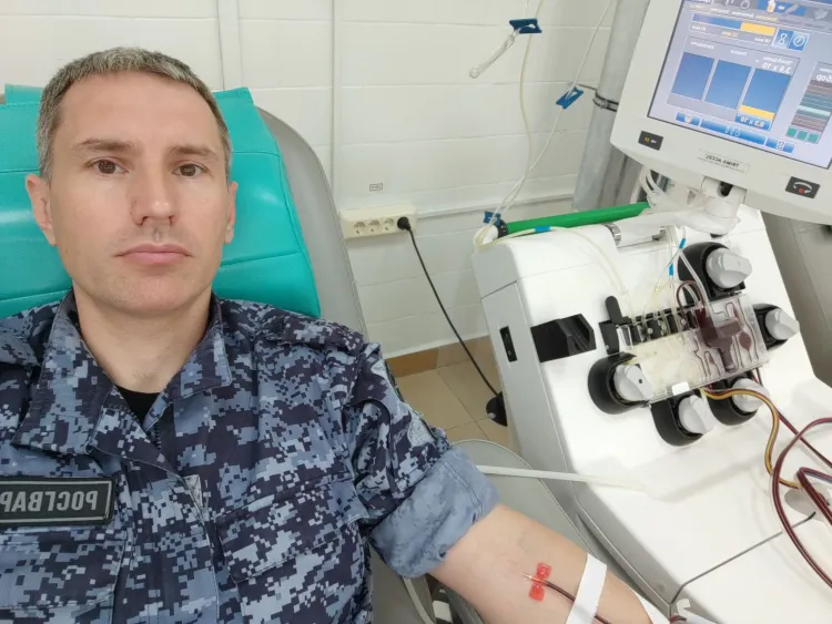 Сотрудник Росгвардии сдает кровь из благодарности к амурчанам