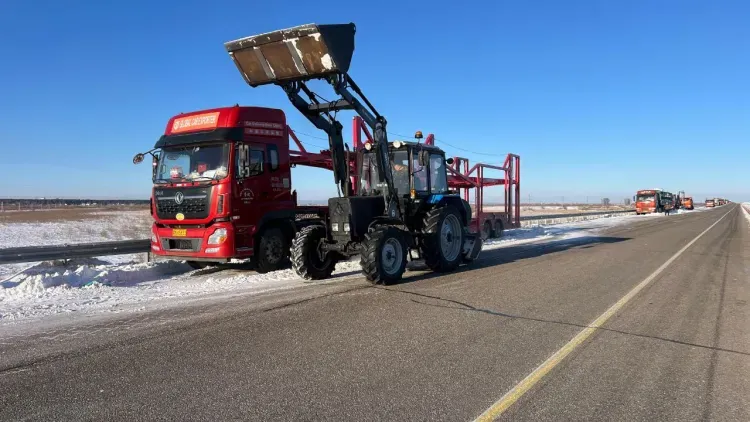Машины на дороге к мосту между Благовещенском и Хэйхэ мешают убрать снег