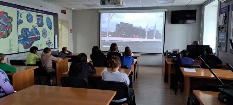 Более 160 мероприятий по безопасности на железной дороге провели корпоративные волонтеры ЗабЖД в 2025 году