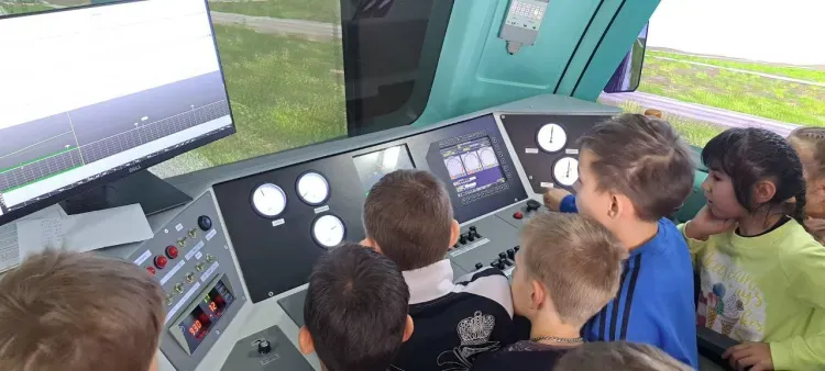 Более 160 мероприятий по безопасности на железной дороге провели корпоративные волонтеры ЗабЖД в 2025 году