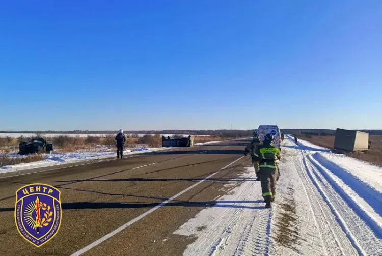 Грузовик и фура столкнулись на трассе "Амур", два человека пострадали