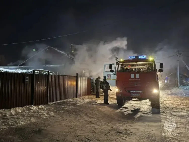 Пожар в квартире накануне тушили огнеборцы в Зее