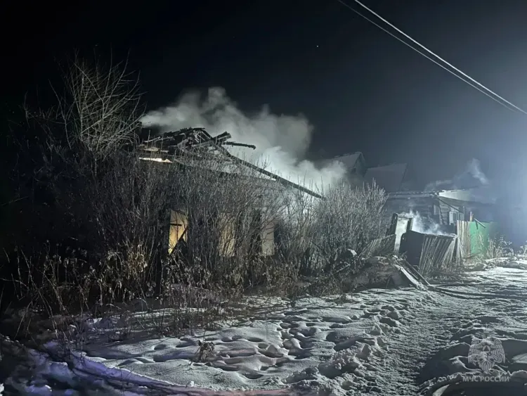 Погибли два человека при пожаре в одноэтажном доме в Свободном