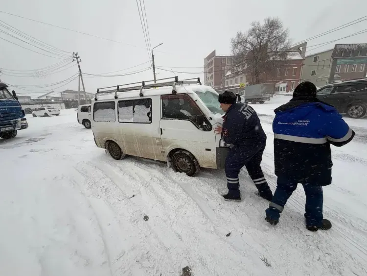 Сильный снегопад и метель в Амурской области осложнили обстановку на дорогах