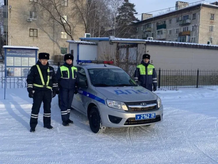 Инспекторы ДПС помогли водителю грузовика на трассе «Амур»