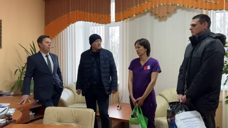 Амурчанин, излечившийся от рака, привез подарки онкобольным детям