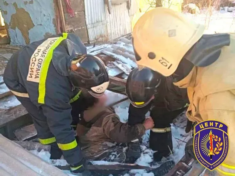 Мужчину придавило обрушившейся крышей при разборе дома на дрова в Архаре