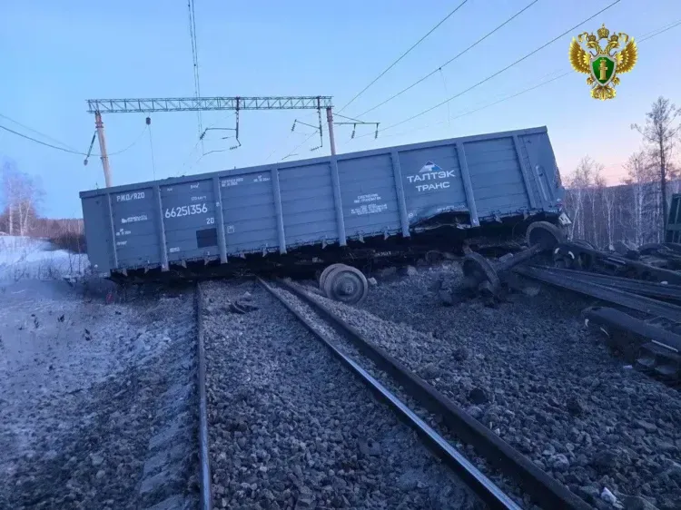 Последствия схода 35 вагонов грузового поезда ликвидируют в Амурской области