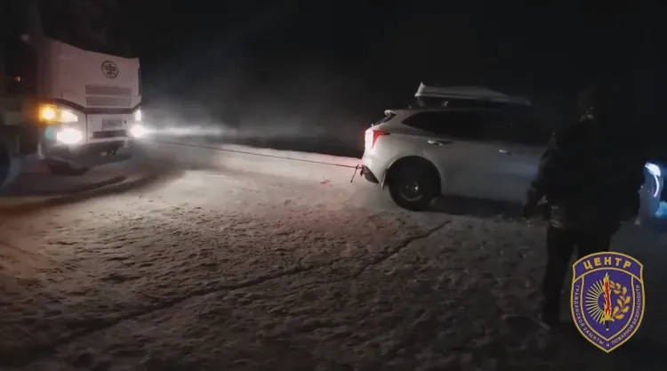 Автомобиль с семьей вытащили из снега в Амурской области