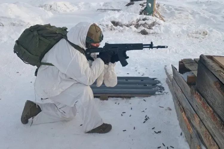 Мотострелки ВВО отработали точность стрельбы из АК-12 на полигоне Амурской области