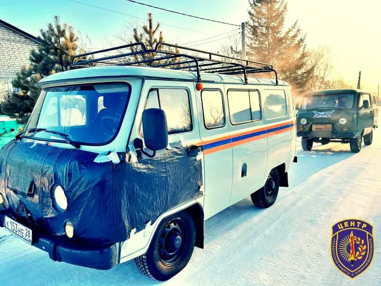 Многодетная семья застряла на дороге из-за сломанного двигателя в автомобиле