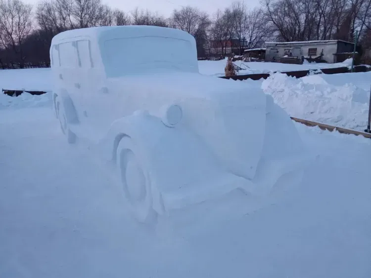 Машины руководителей СССР хочет слепить из снега амурчанин