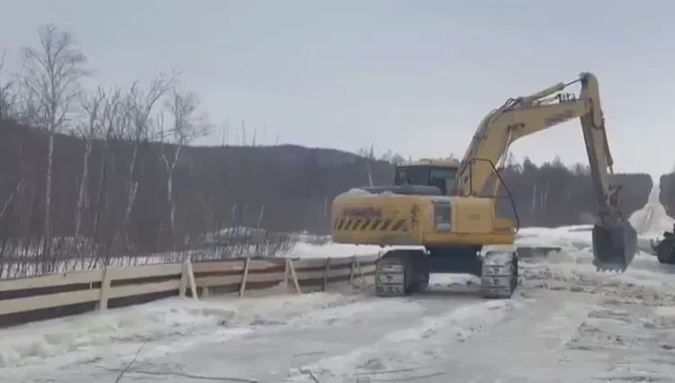 На севере Приамурья открыли проезд по трассе, которую залило водой