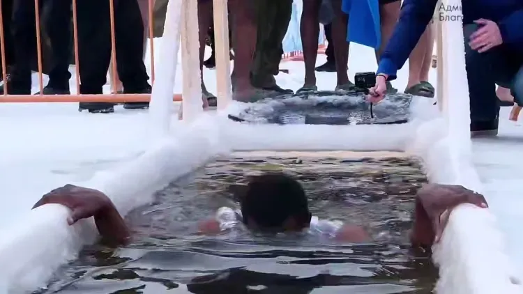 Иностранцы окунулись в крещенскую купель в Благовещенске