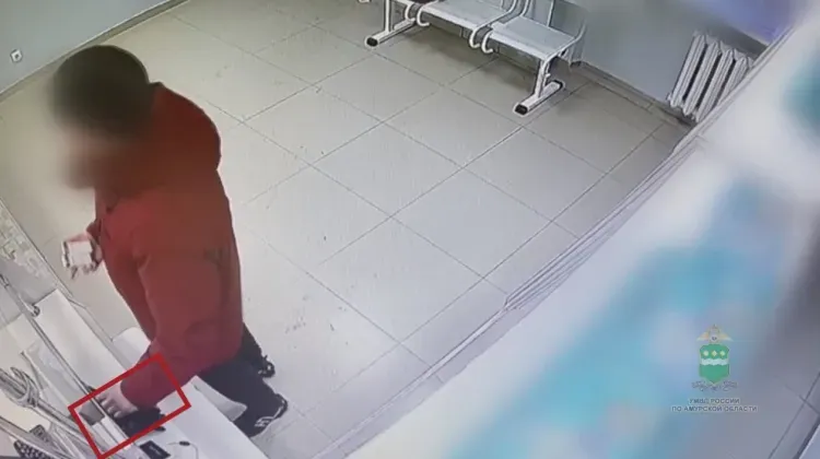 Дорогой телефон украли рядом с кассой аптеки в Благовещенске
