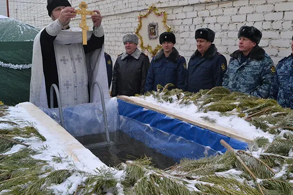 В исправительной колонии и СИЗО окунулись в освященную воду на Крещение Господне