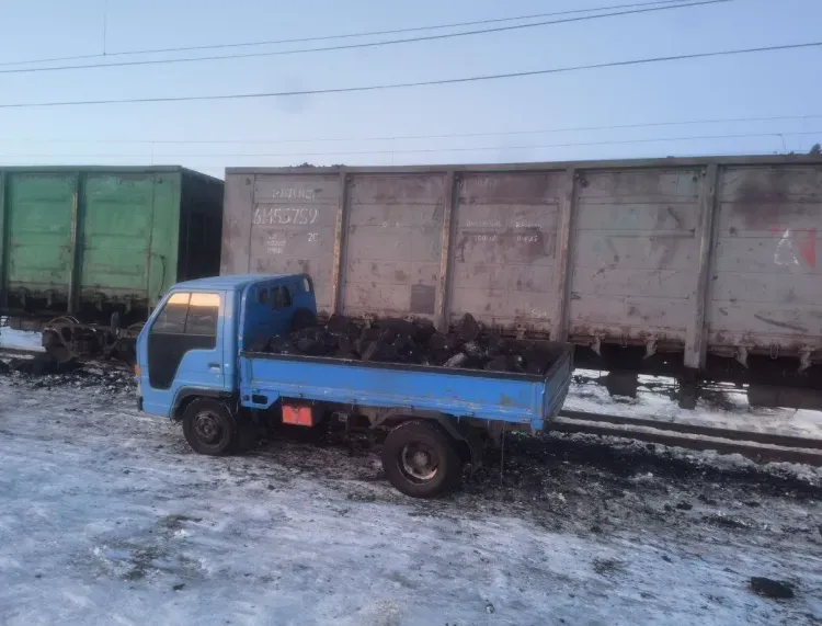 Уголь похитил мужчина на железнодорожной станции с полувагона