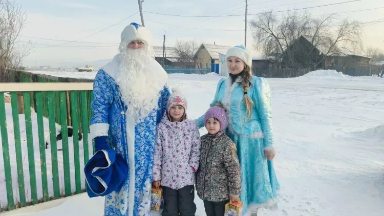 Более 700 новогодних подарков вручили корпоративные волонтеры ЗабЖД детям и пенсионерам Забайкалья и Приамурья