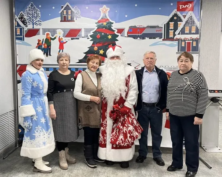 Более 700 новогодних подарков вручили корпоративные волонтеры ЗабЖД детям и пенсионерам Забайкалья и Приамурья