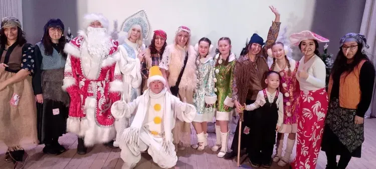 Более 700 новогодних подарков вручили корпоративные волонтеры ЗабЖД детям и пенсионерам Забайкалья и Приамурья