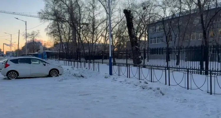 Снег и наледь уберут с территорий соцобъектов в Благовещенске в первую очередь