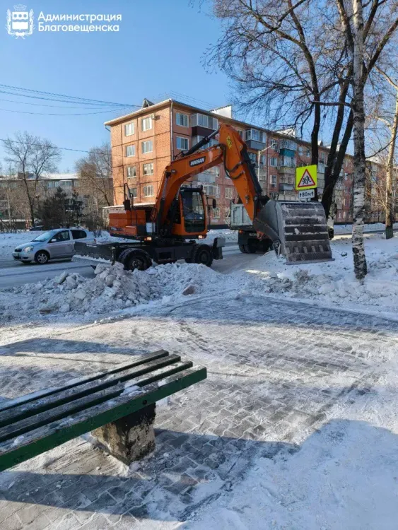 Работы продолжаются: в Благовещенске вывозят сугробы, оставшиеся после прошлой уборки