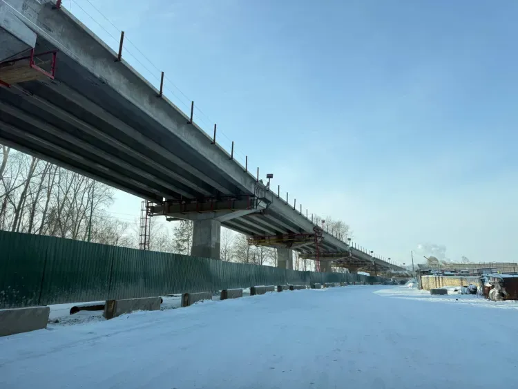 Монтаж основного каркаса путепровода в Белогорске завершается