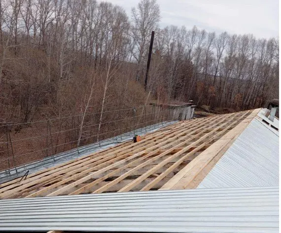 Новые крыши получили семь домов для семей военнослужащих