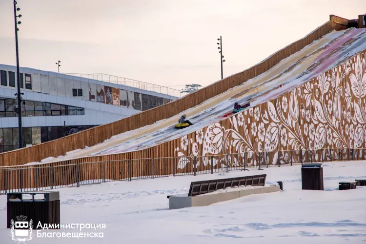 Тюбинговая горка в Благовещенске сохраняет популярность у жителей города