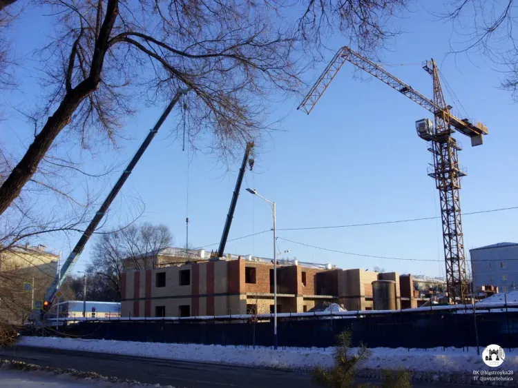 Соцсети: в Благовещенске разбирают кран после ЧП на стройке дома