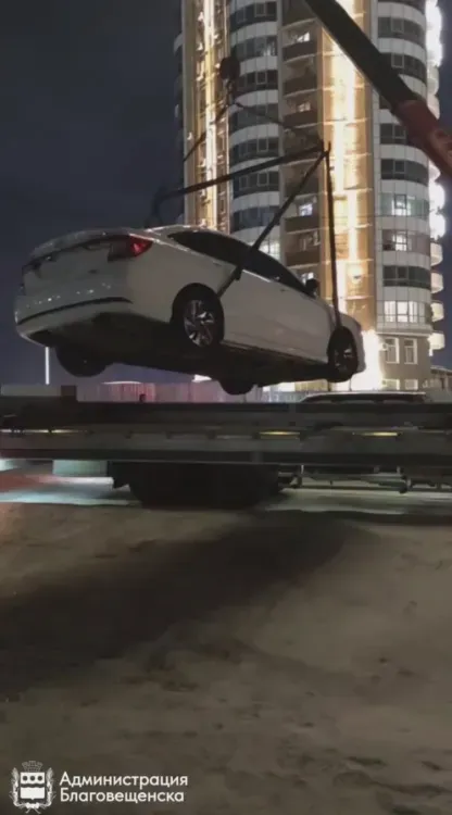 В Благовещенске эвакуировали автомобили, долго стоявшие на парковке