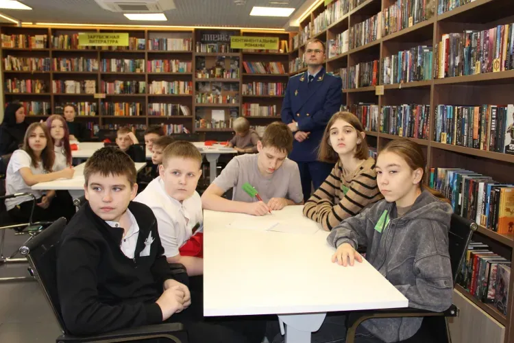 Сотрудники Забайкальской магистрали провели для школьников Свободного игру-квиз по правилам безопасности на железной дороге