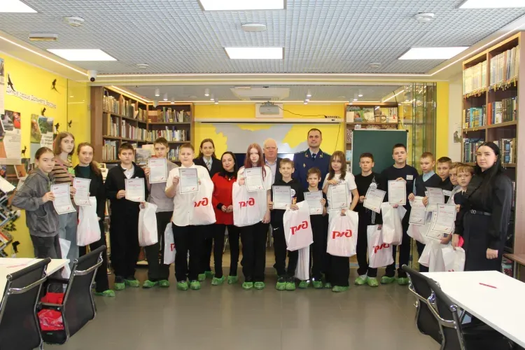 Сотрудники Забайкальской магистрали провели для школьников Свободного игру-квиз по правилам безопасности на железной дороге