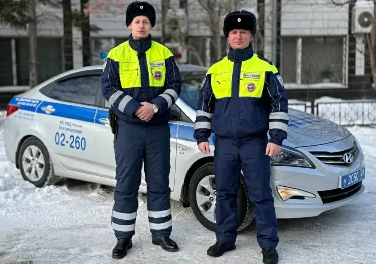 Ребенка с травмой головы помогли доставить в больницу полицейские в Благовещенске