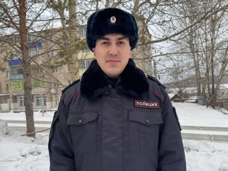 В Амурской области полицейский спас из горевшей квартиры пожилую соседку, ее собаку и кота