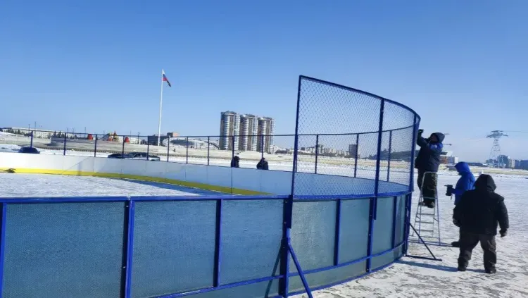 К «ЗимФестАмуру» установили хоккейную коробку на льду реки Амур 